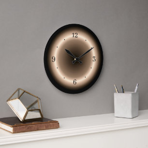 Atmosphärischer Halo aus Creme auf einer Tanbraun- Große Wanduhr