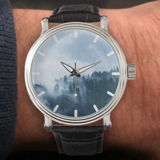 Atmosphärischer Nebel über einem Wald Armbanduhr (Von Creator hochgeladen)