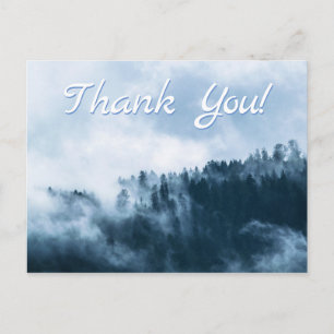 Atmosphärischer Nebel über einem Wald. Danke Postkarte