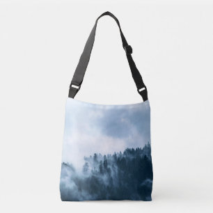 Atmosphärischer Nebel über einem Wald Tragetaschen Mit Langen Trägern