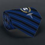 Atmungstherapeut-Gewohnheits-Marine des Krawatte<br><div class="desc">Eine Marine striped die personalisierte Krawatte,  die zum Pulmonologist oder zum Atmungstherapeuten und mit Ihrer oder dem Monogramm Ihrer Geschenkempfängers innerhalb eines Imitatgoldfolie Wreath hergestellt wurde.</div>
