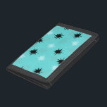 Atomic Turquoise Sternexplosionen TriFold Nylon Wa Tri-fold Portemonnaie<br><div class="desc">Diese atomisch türkisfarbene Sternexplosion TriFold Nylon Wallet hat den ganzen zeitgenössischen Spaß an der Küche Ihrer Großmutter, abzüglich des klebrigen Linoleums. Das kitschige Design mit einem grünen Hintergrund mit goldenen Falten und zufällig platzierten Sternexplosionen in schwarz, Aqua- und Türkistönen. Dieses Vintag inspirierte Muster ist Mod genug, um stylisch und Retro...</div>