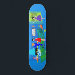 Atompalm Springs Cocktail Party Skateboard<br><div class="desc">Dieses Atomic Palm Springs Cocktail Party Skateboard ist kitschig raffiniert in seiner fantastischsten! Das minimalistische Design der 1960er Jahre zeichnet sich durch einen modernen Steinkamin aus, der Mitte des Jahrhunderts in einem blauen Schatten steht und sich perfekt mit dem hellen Kobalt der Erholung des Wohnzimmers abstimmt. Durch die Glasschiebetüren kann...</div>