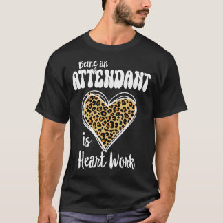 Attendant zu sein ist Herzarbeit Liebe Leopard V-D T-Shirt