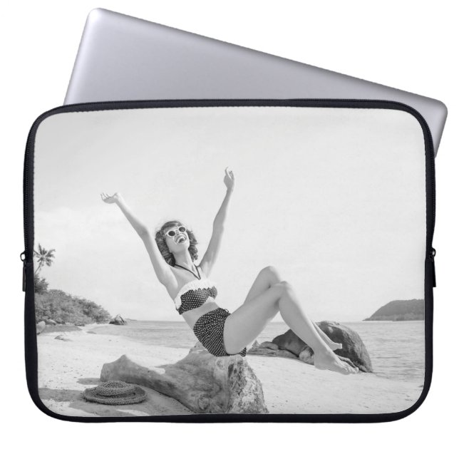 Attractive young woman in bikini on the beachvinta laptopschutzhülle (Vorderseite)