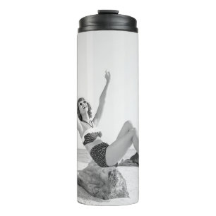 Attractive young woman in bikini on the beachvinta thermosbecher