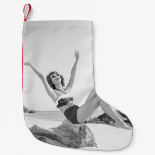 Attraktive junge Frau in Bikini am Strand Kleiner Weihnachtsstrumpf