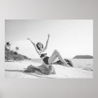 Attraktive junge Frau in Bikini am Strand