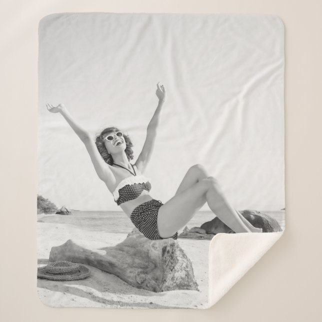 Attraktive junge Frau in Bikini am Strand Sherpadecke (Vorderseite)