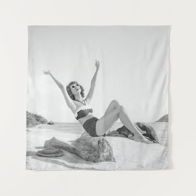 Attraktive junge Frau in Bikini am Strand Wandteppich (Vorderseite)