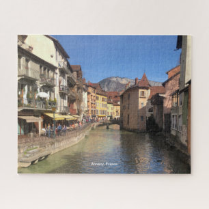 Attraktive Sicht auf den Fluss Annecy, Frankreich 
