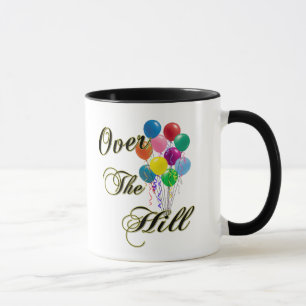 Au-dessus des tasses d'anniversaire de colline et