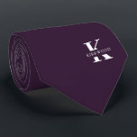 Aubergine | Elegante Monogramm Name | einseitig Krawatte<br><div class="desc">Eine elegante einseitige Krawatte mit einem fett-weißen Monogramm über eine lila Eggplant-Kulisse. Zusätzlich zu diesem Monogramm sitzt Ihr Vor- oder Nachname in allen Hauptstädte. Über 40 einzigartige Farben sind sowohl in einseitigen als auch in zweiseitigen Ausführungen erhältlich. Sie können sie durchsuchen,  indem Sie auf die Sammlung klicken.</div>