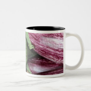 Auberginen an einem Markt Zweifarbige Tasse