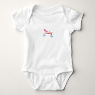 Aubrey mit Schmetterling und Wolken Baby Strampler