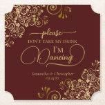 Auburn Brown & Gold Nehmt mir nicht die Hochzeit m Untersetzer<br><div class="desc">Dieser Untersetzer ist elegant, stilvoll und macht Spaß! Es zeichnet sich durch ein wunderschönes braunes und goldenes Design aus, mit modernen Schriftzeichen und zarten goldenen Gardinen und Wirbel in den Ecken. Der Text lautet "Bitte nimm meinen Drink nicht, ich tanze" mit Platz für die Namen des Paares und das Hochzeitstag...</div>