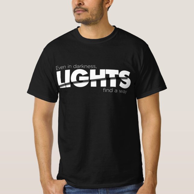 Auch im Dunkeln finden die Lichter einen Weg - Mot T-Shirt (Vorderseite)