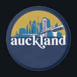 Auckland Neuseeland Vintag City Skyline Magnet<br><div class="desc">Vintages und retro City Design mit wunderschöner Skyline, touristischer Attraktion und Stadtbild. Cooler Wolkenkratzer und Gebäude Silhouette Illustrationen für Touristen und Reisende. Ideal als Souvenir, um Zuhause zu bringen, wenn Sie durch die Welt reisen. Rett die Erinnerung an deine Reise und Ferien mit Familie und Freunden. Die Hintergrundfarbe kann auf...</div>