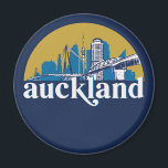 Auckland Neuseeland Vintag City Skyline Magnet<br><div class="desc">Vintages und retro City Design mit wunderschöner Skyline, touristischer Attraktion und Stadtbild. Cooler Wolkenkratzer und Gebäude Silhouette Illustrationen für Touristen und Reisende. Ideal als Souvenir, um Zuhause zu bringen, wenn Sie durch die Welt reisen. Rett die Erinnerung an deine Reise und Ferien mit Familie und Freunden. Die Hintergrundfarbe kann auf...</div>
