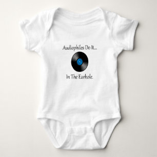Audiophiles tun es... Im Erdloch. Baby Strampler