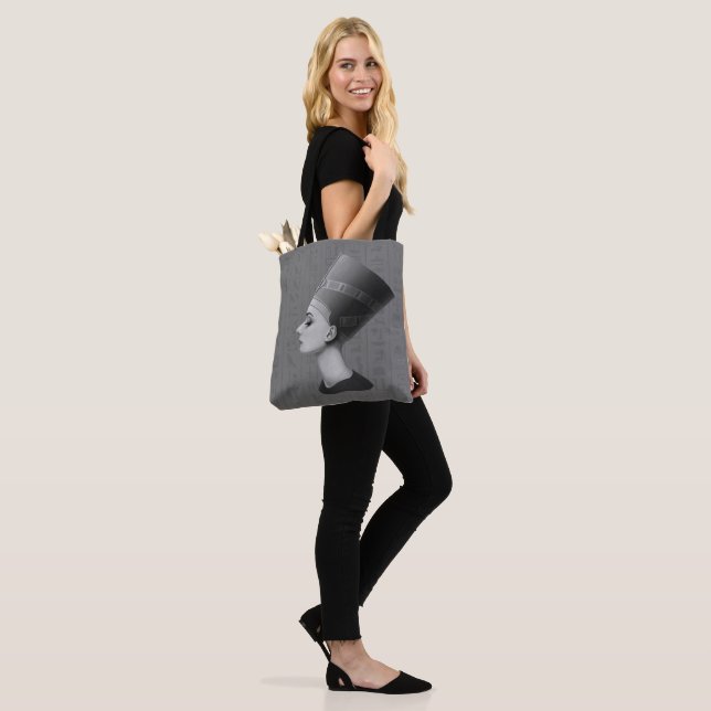 Audrey Hepburn Nefertiti Tasche (Am Model)