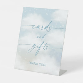 Auf Cloud 9 Karten und Geschenken lebhaftes Blau Sockelschild