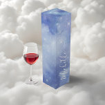 Auf Cloud Wine Brautparty Starry Celestial Weinbox<br><div class="desc">Machen Sie Ihr On Cloud Wine Brautparty mit dieser himmlischen Gefälligkeitsbox wirklich magisch. Die elegante Box mit ihrem traumhaften Sternenhimmel in tiefblauen Farbtönen eignet sich hervorragend für die Verpackung von Leckereien, Miniflaschen oder kleinen Geschenken. Personalisiert mit dem Namen der Braut in einer zarten Schrift fügt sie jedem Weinberg, jeder Himmelfahrt...</div>