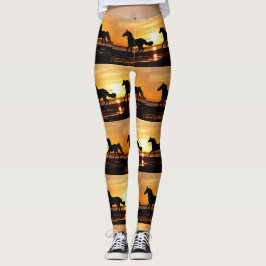 Auf das Rennpferd bei Sonnenuntergang rennend Leggings