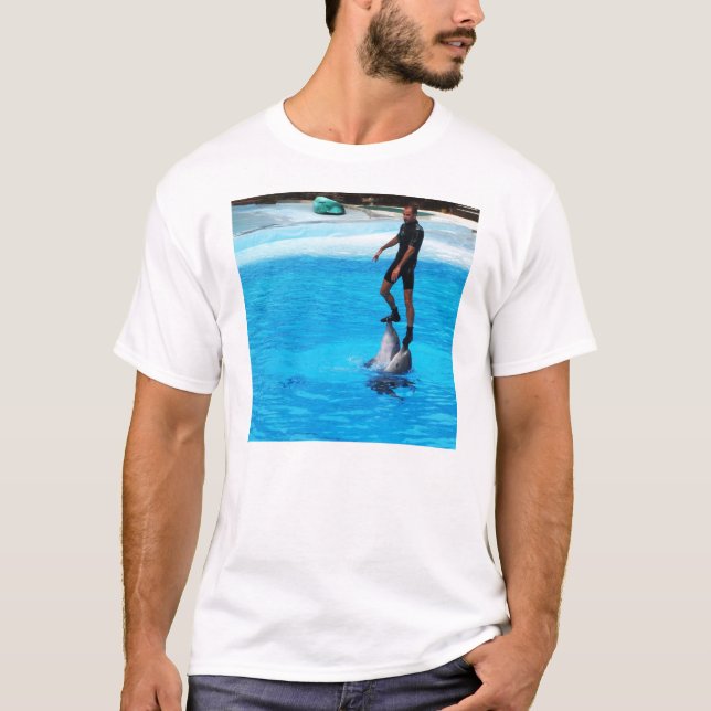 auf Delphinen stehend T-Shirt (Vorderseite)