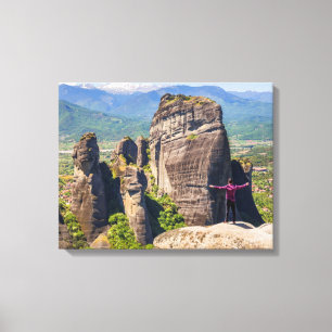 Auf dem Berggipfel stehender Mann Leinwanddruck