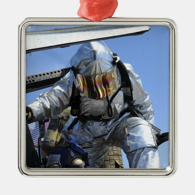 Auf dem Cockpit wird eine Rettungsübung durchgefüh Silbernes Ornament (Vorne)