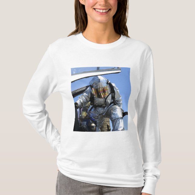 Auf dem Cockpit wird eine Rettungsübung durchgefüh T-Shirt (Vorderseite)