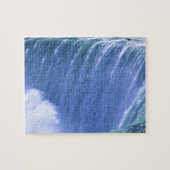 Auf dem Edge of Powerful Niagara Falls, New York (Horizontal)