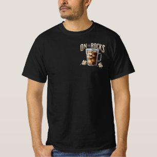 Auf dem Felsen eiskalten Kaffee T-Shirt