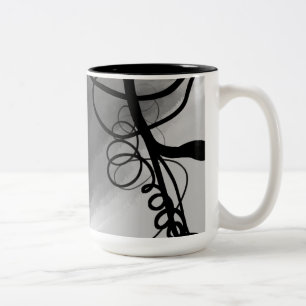 Auf dem Raster: Abstrakt grau, schwarz und weiß Zweifarbige Tasse