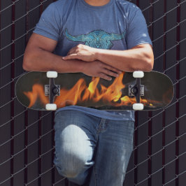 Auf dem Skateboarddeck "Hot Flames"