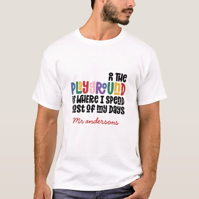 Auf dem Spielplatz Typografie moderne Lehrer Gesch T-Shirt (Vorderseite)