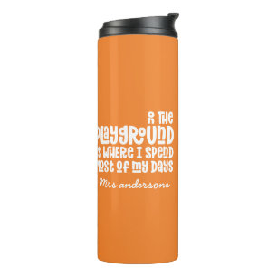 Auf dem Spielplatz Typografie moderne Lehrer Gesch Thermosbecher