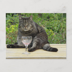Auf dem Tisch mit einem Glas Wein Postkarte