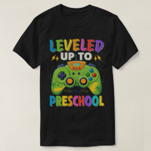 Auf dem Weg zu den Vorschulspielern zurück zu den  T-Shirt