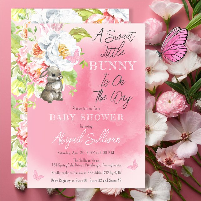 Auf dem Weg zur Babydusche ist ein süßer kleiner H Einladung ("A Sweet Little Bunny Is On The Way!" Pink Girl Baby Shower Invitation)