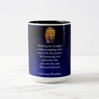 Auf dem Zorn eines inspirierenden Buddha-Zitats Zweifarbige Tasse