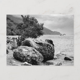 Auf den Ufern von Loch Ness mit dem Monster Postkarte