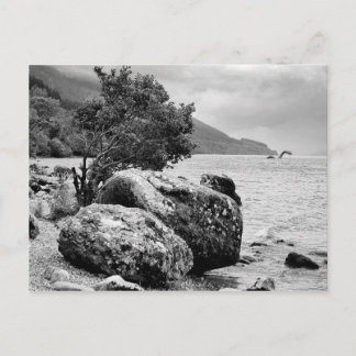 Auf den Ufern von Loch Ness mit dem Monster Postkarte