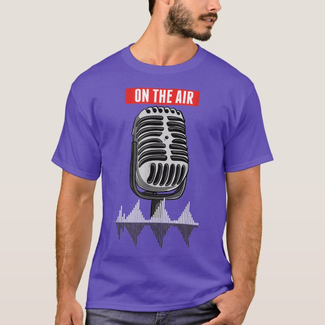 Auf der Air Podcast Mikrofon Radio Show Host DJ T-Shirt (Vorderseite)