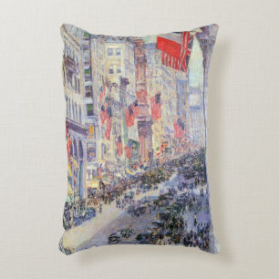 Auf der Avenue von der 34th Street von Childe Hass Dekokissen