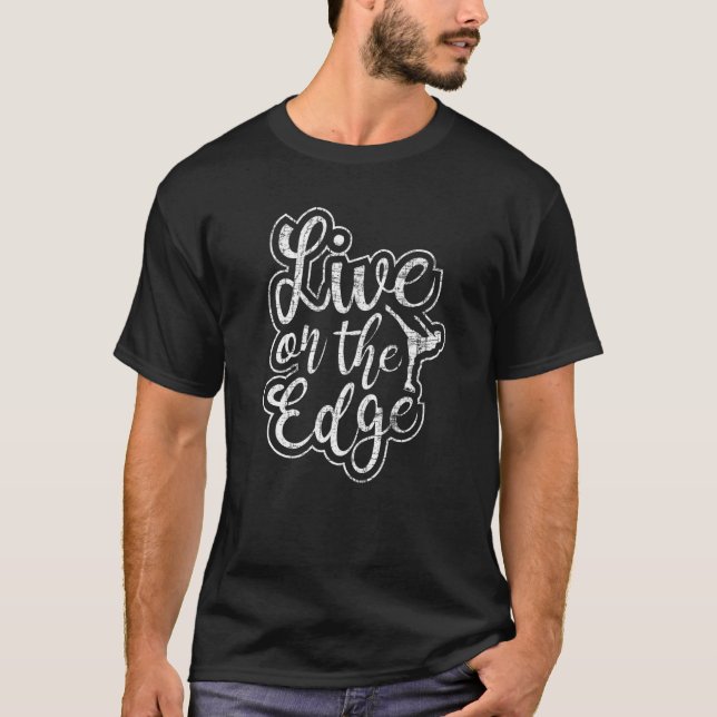 Auf der Kante weibliches Mädchen Abbildung Skater  T-Shirt (Vorderseite)