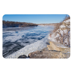 Auf der Klippe über dem eingefrorenen Fluss missis Magnet