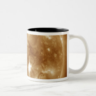 Auf der Sonne bricht eine massive Solarfackel der Zweifarbige Tasse