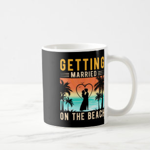 Auf der Strandhochzeit Braut und Bräutigam Jungges Kaffeetasse